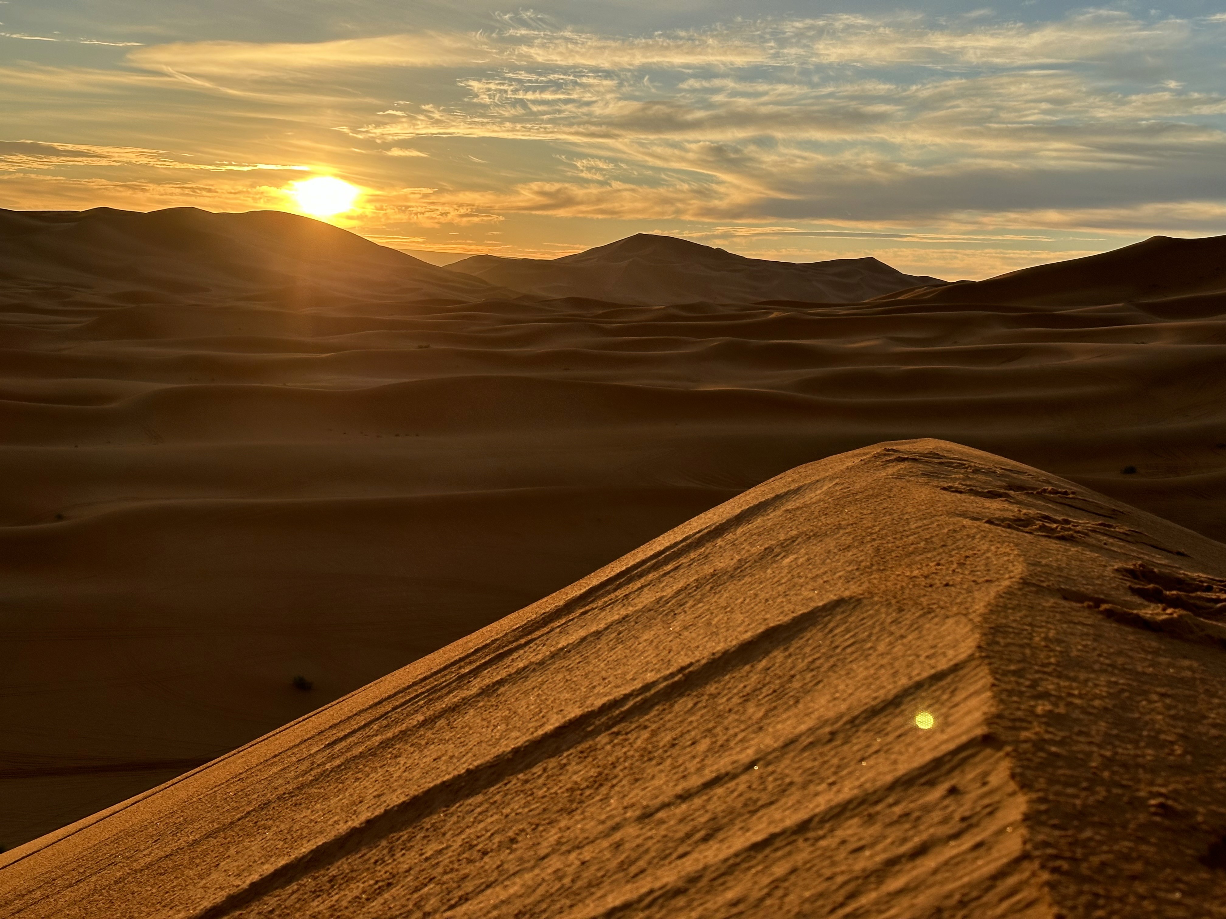 Dunas do deserto de Marrocos ao pôr do sol