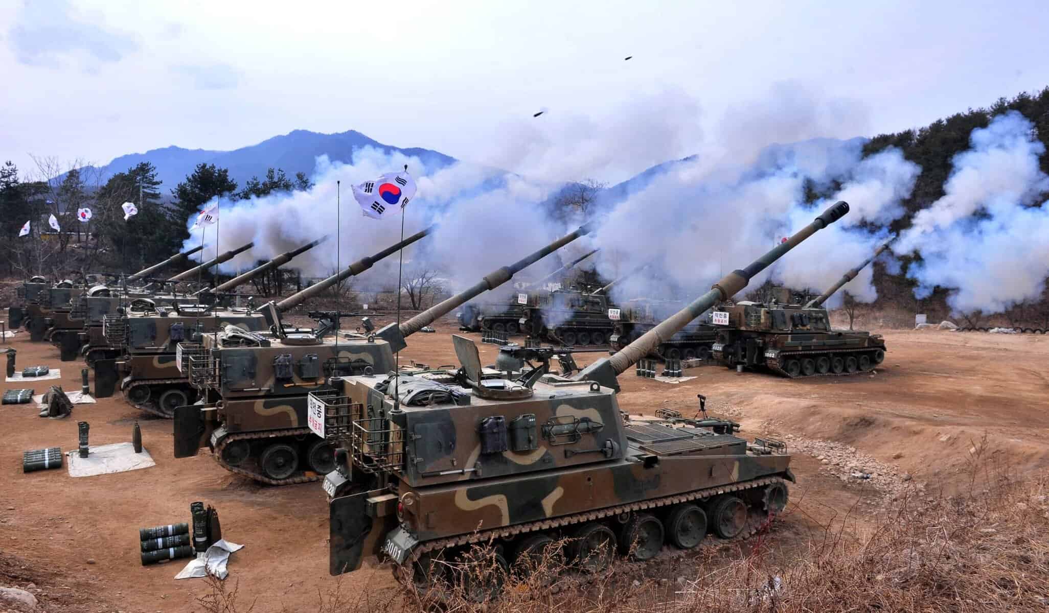 Ảnh minh họa cho sức mạnh công nghiệp quốc phòng Hàn Quốc, trong hình là ảnh dàn trận của pháo tự hành K-9 do công ty Hanwha Aerospace sản xuất.