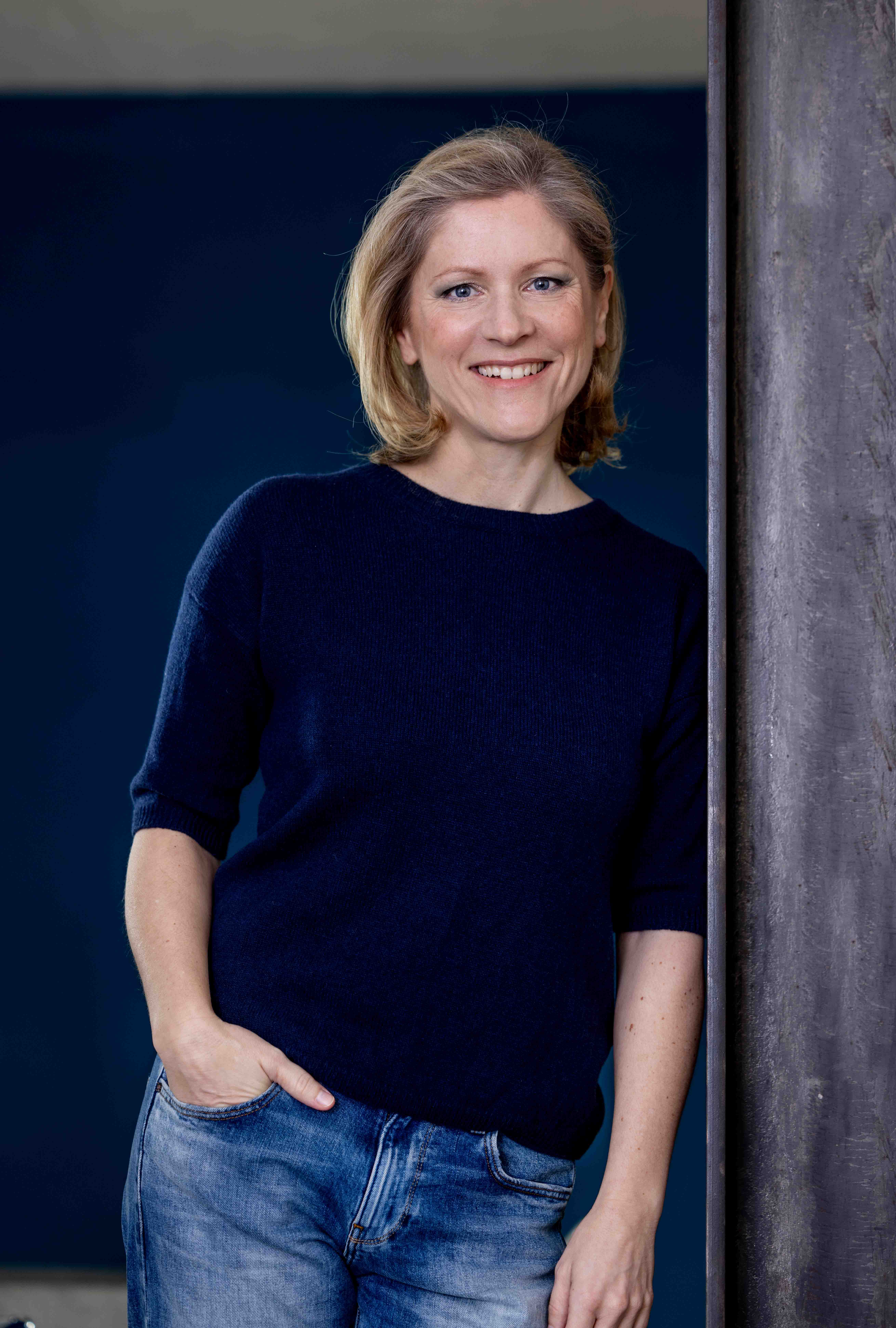 Girl kneeling with sunglasses