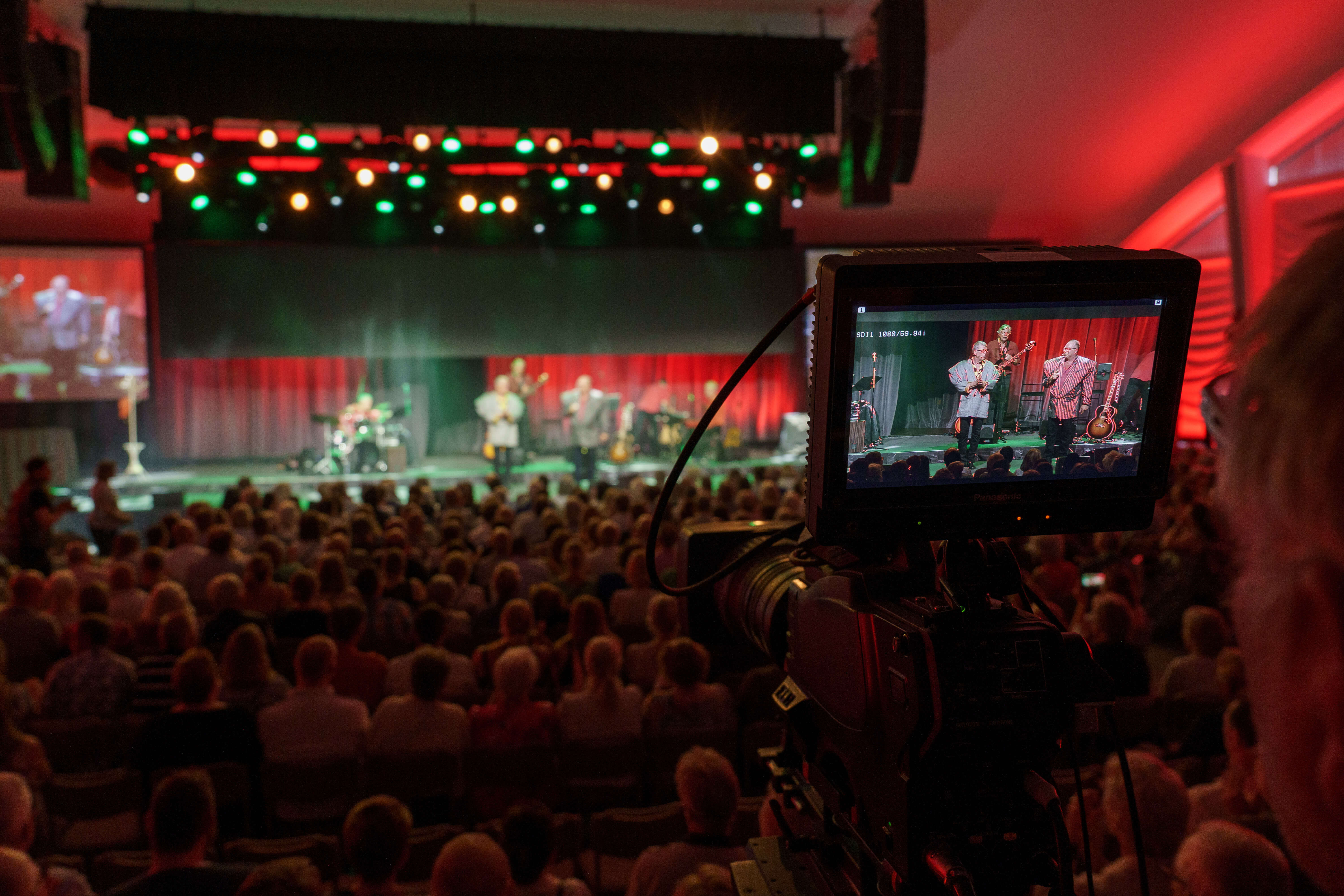 Scenbild på föreställning med publikhav i bakgrunden