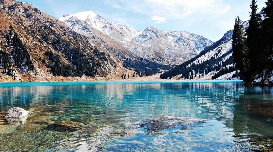Turquoise mountain lake view
