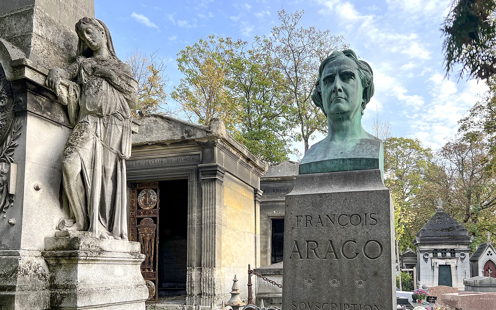 拉雪兹神父公墓，位于巴黎，包含弗朗索瓦·阿拉戈的墓和雕像。