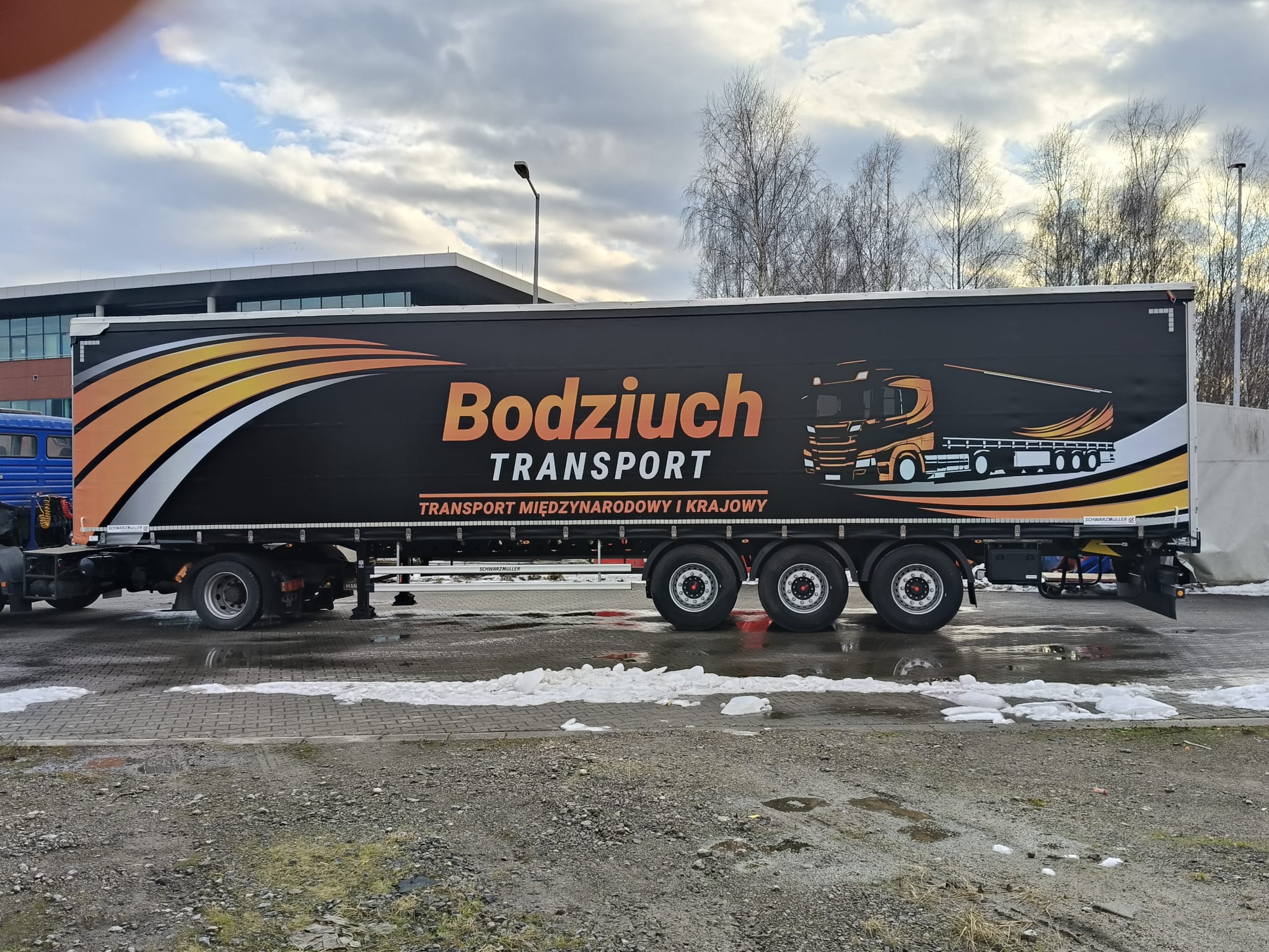 Wielkoformatowy nadruk UV na plandece naczepy – Małopolska