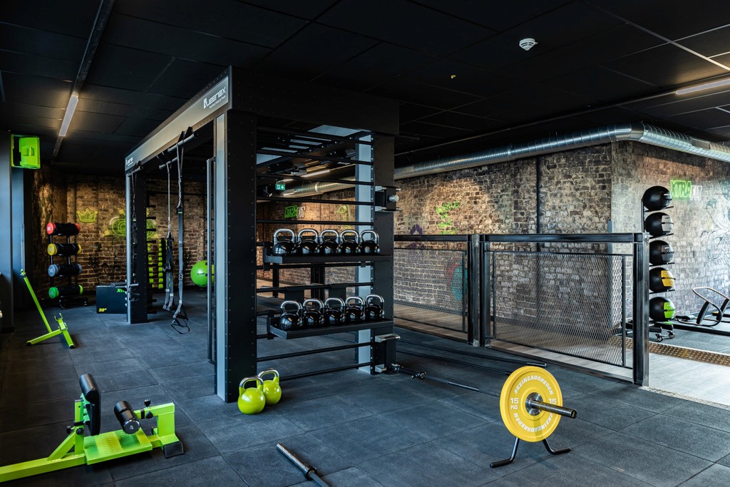 Der Functionalbereich von XTRAFIT-Studio in Frankfurt, mit Functional-Turm und Gewichten.