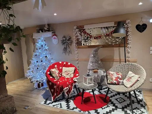 Salon du gîte Le P'tit Coin de chez nous décoré pour Noël à Dambach-la-Ville