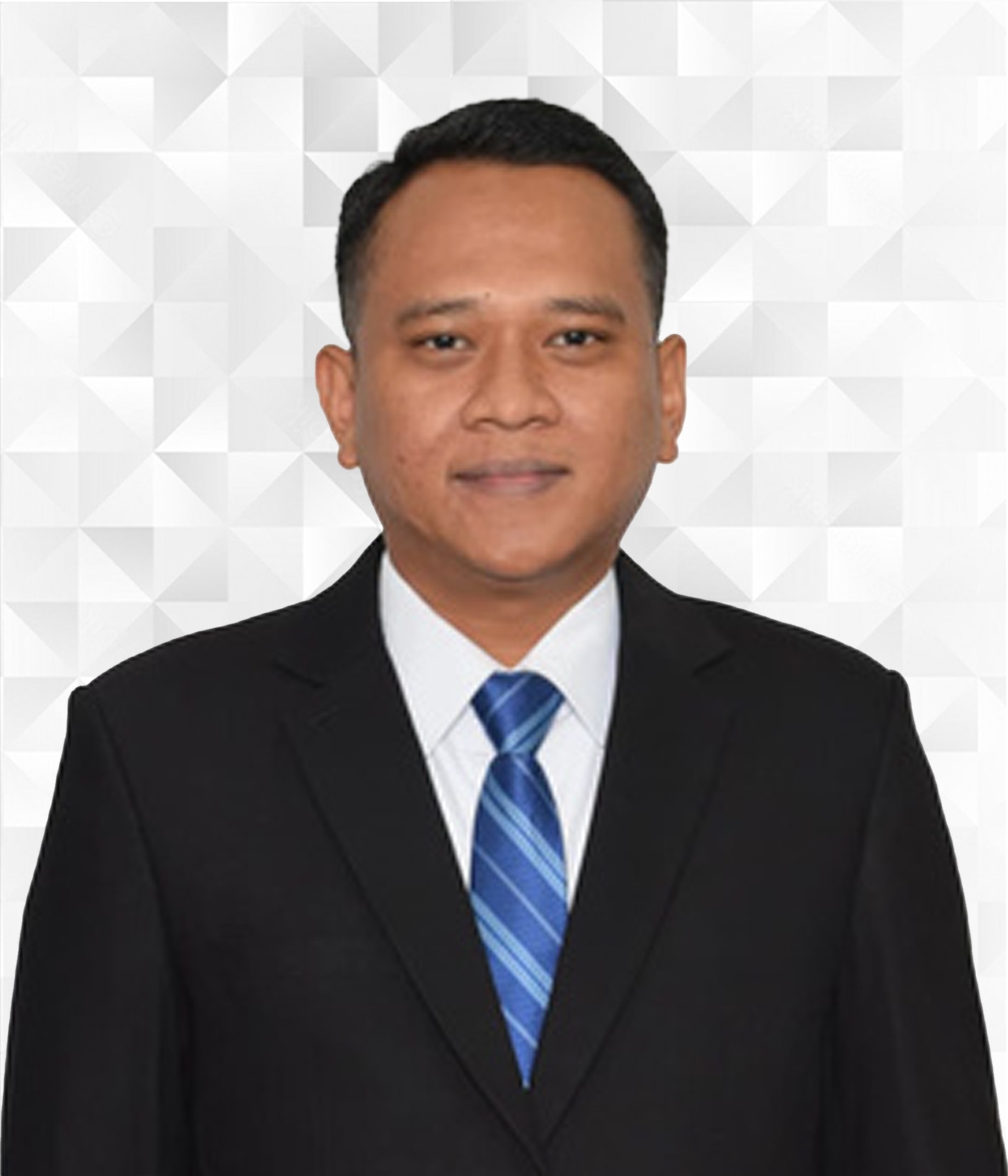 Foto portrait komisaris collega Ricad Saka menggunakan jas hitam dan dasi biru