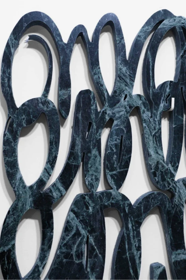 Scultura astratta in pietra verde con forme intrecciate, opera contemporanea iStone Arte che esplora geometrie fluide e texture naturali per valorizzare brand artistici