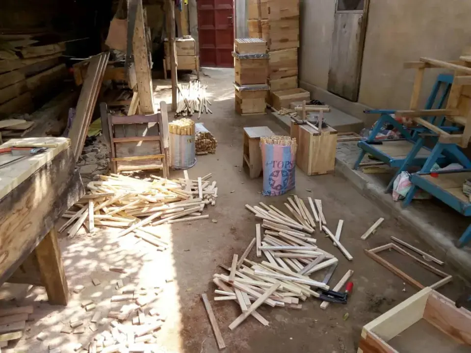 Bienenbeuten werden in einer Werkstatt für PROJECT TOGO vorbereitet.