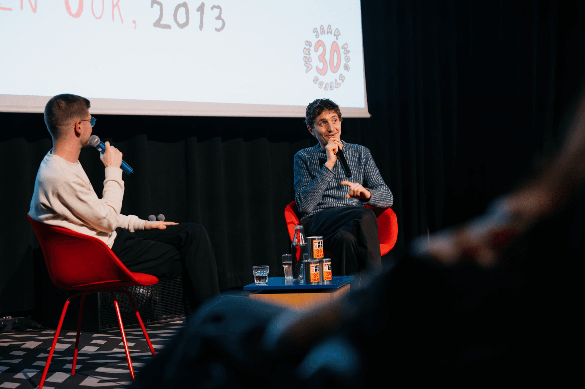Mees in gesprek met filmcriticus Hugo Emmerzael tijdens het Vers Film Festival 2026. 📸 Floor Lieskamp