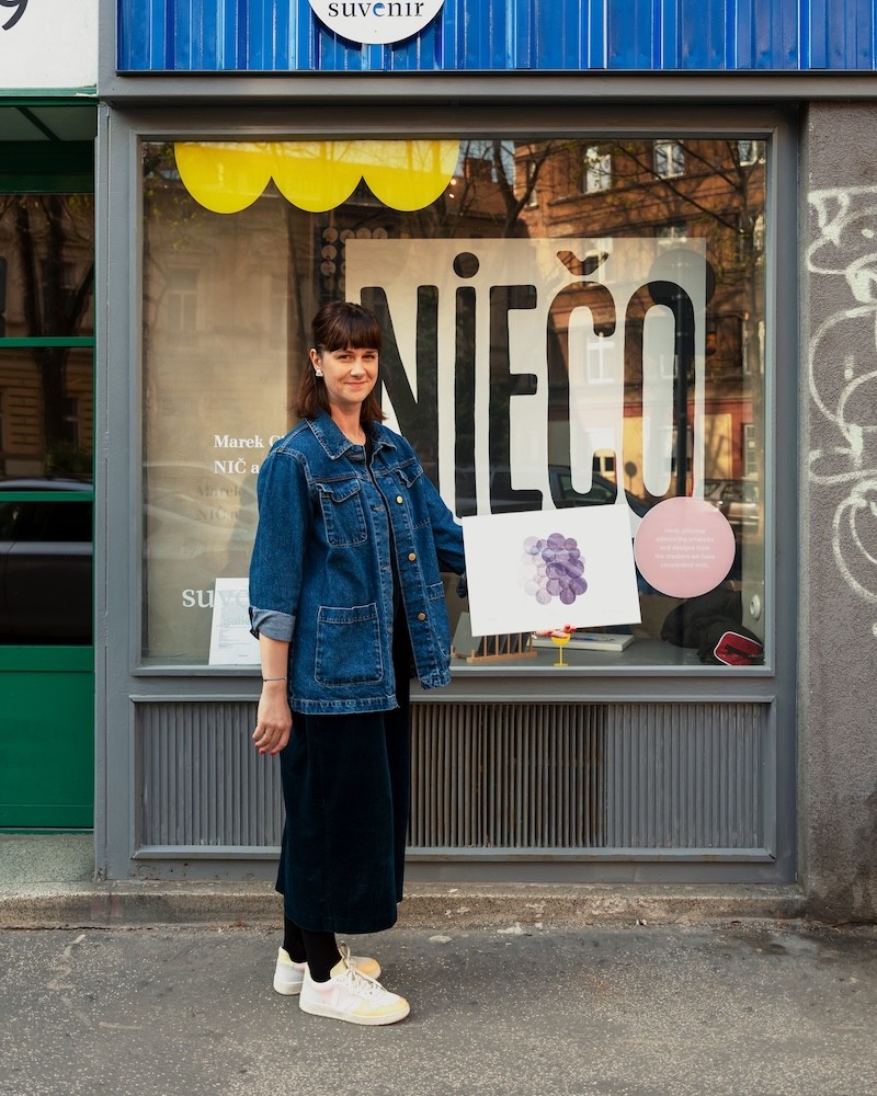 Nina A. Šošková pred výkladom shopu & café contemporary_suvenir s grafikou BUBBLES