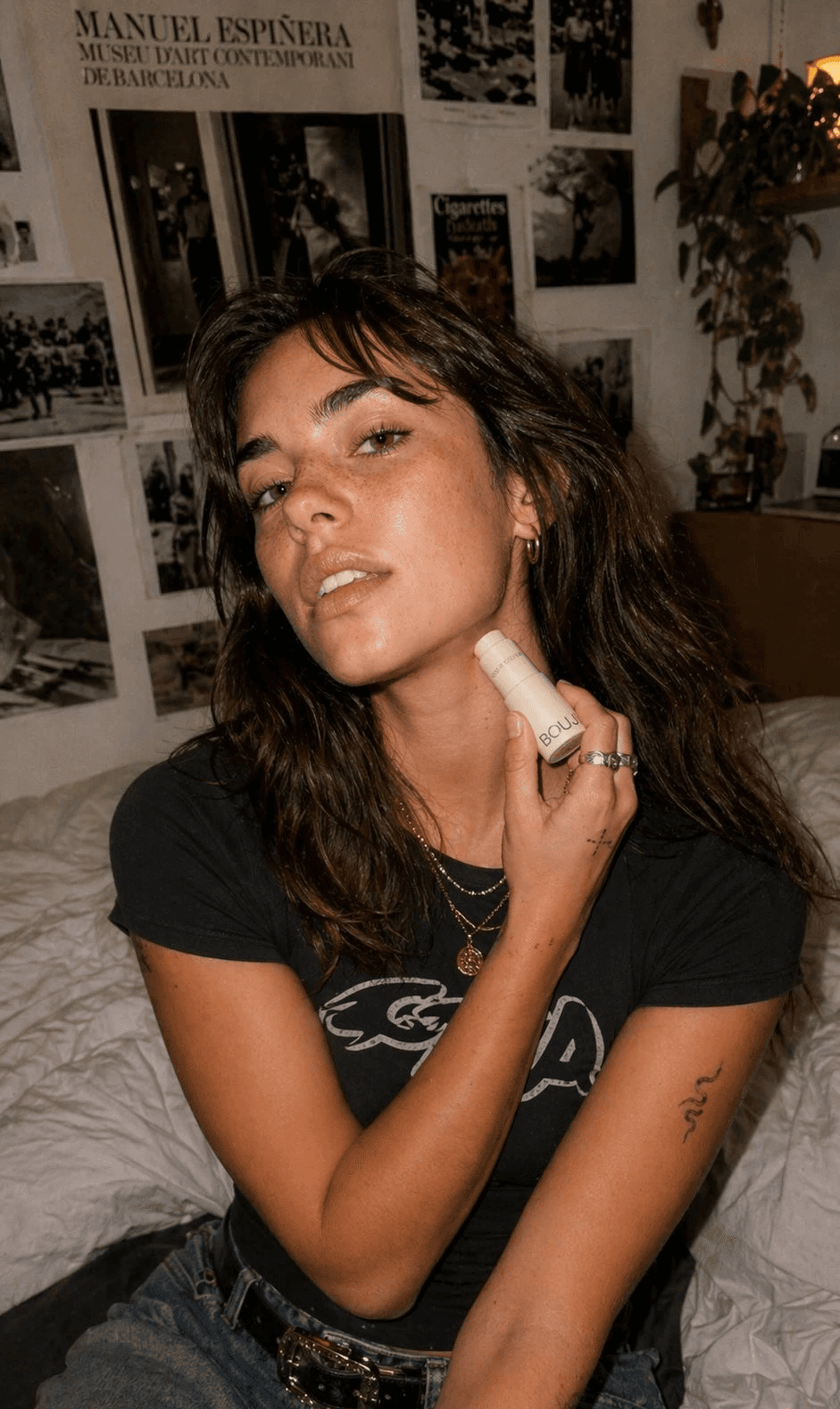 woman applying bouji on her neck