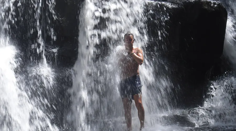 Esperienza nella natura sotto una cascata: connessione, survival e crescita personale