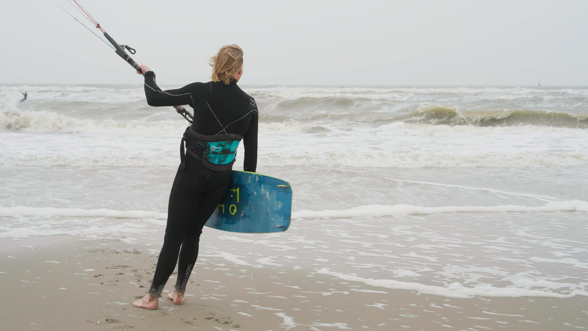Bart van Adrichem bezig met een kite BLOW Kitesurf school