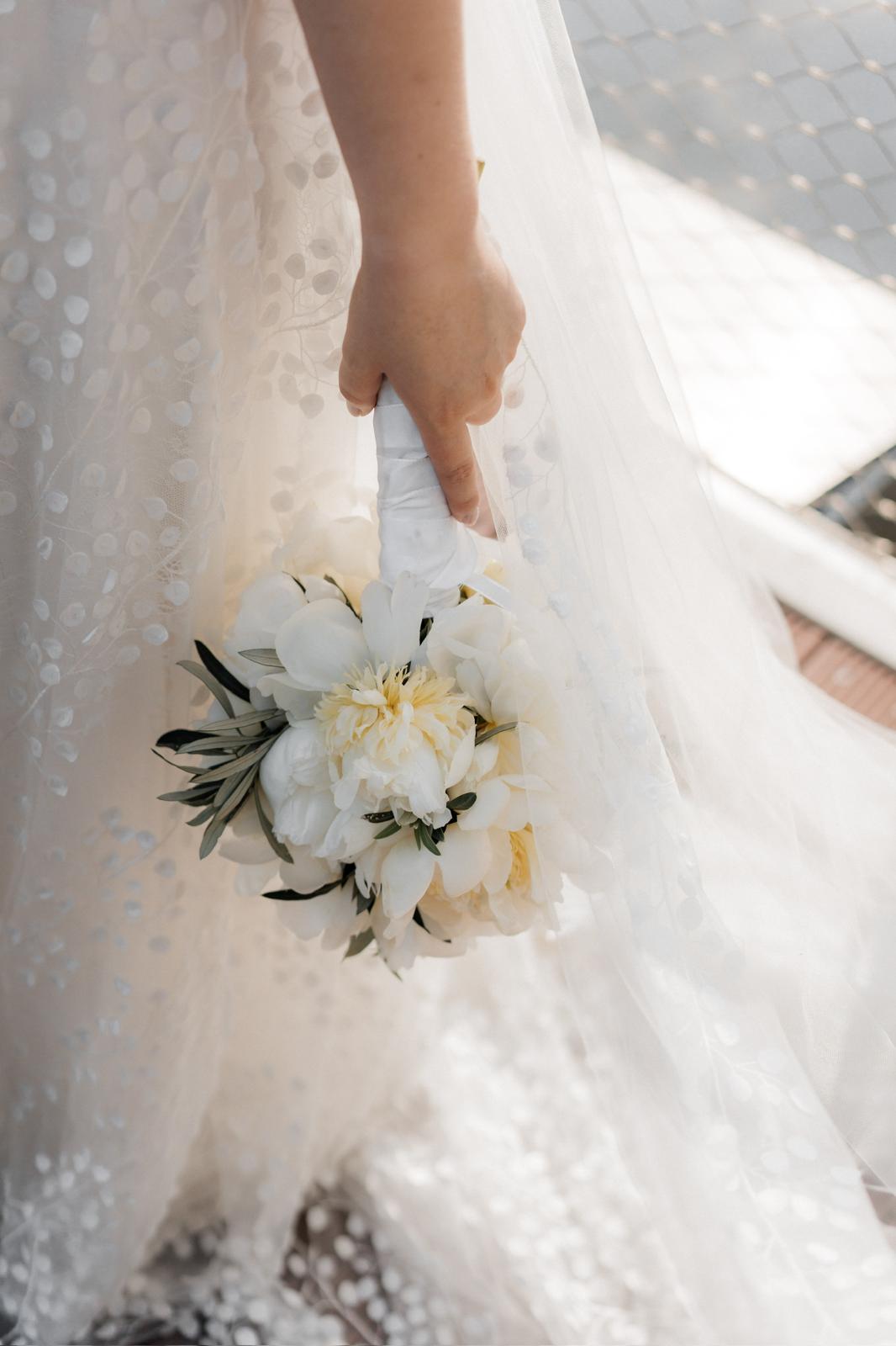 Braut mit floralem Brautstrauß bei einer Hochzeit