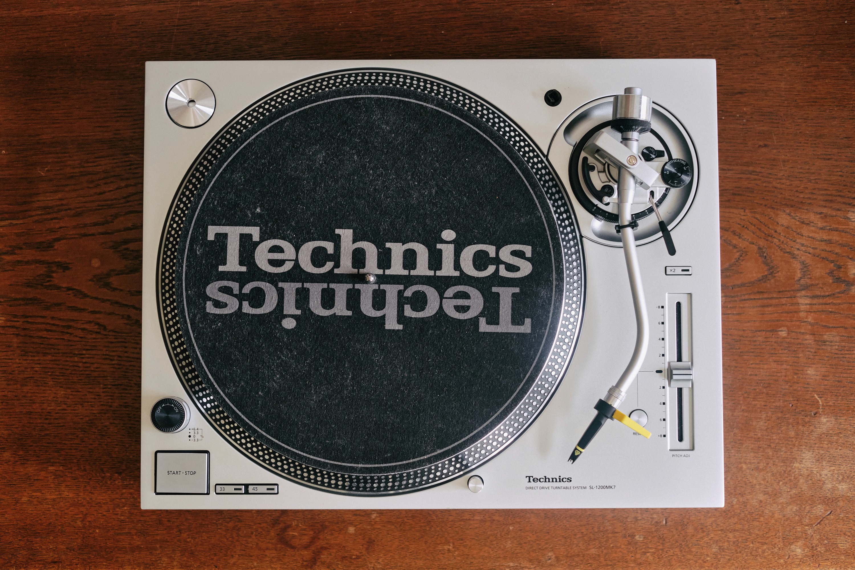 Miete den Technics SL-1200 MK7 Plattenspieler – modernste DJ-Technik für präzise Wiedergabe und hochwertige Performance.