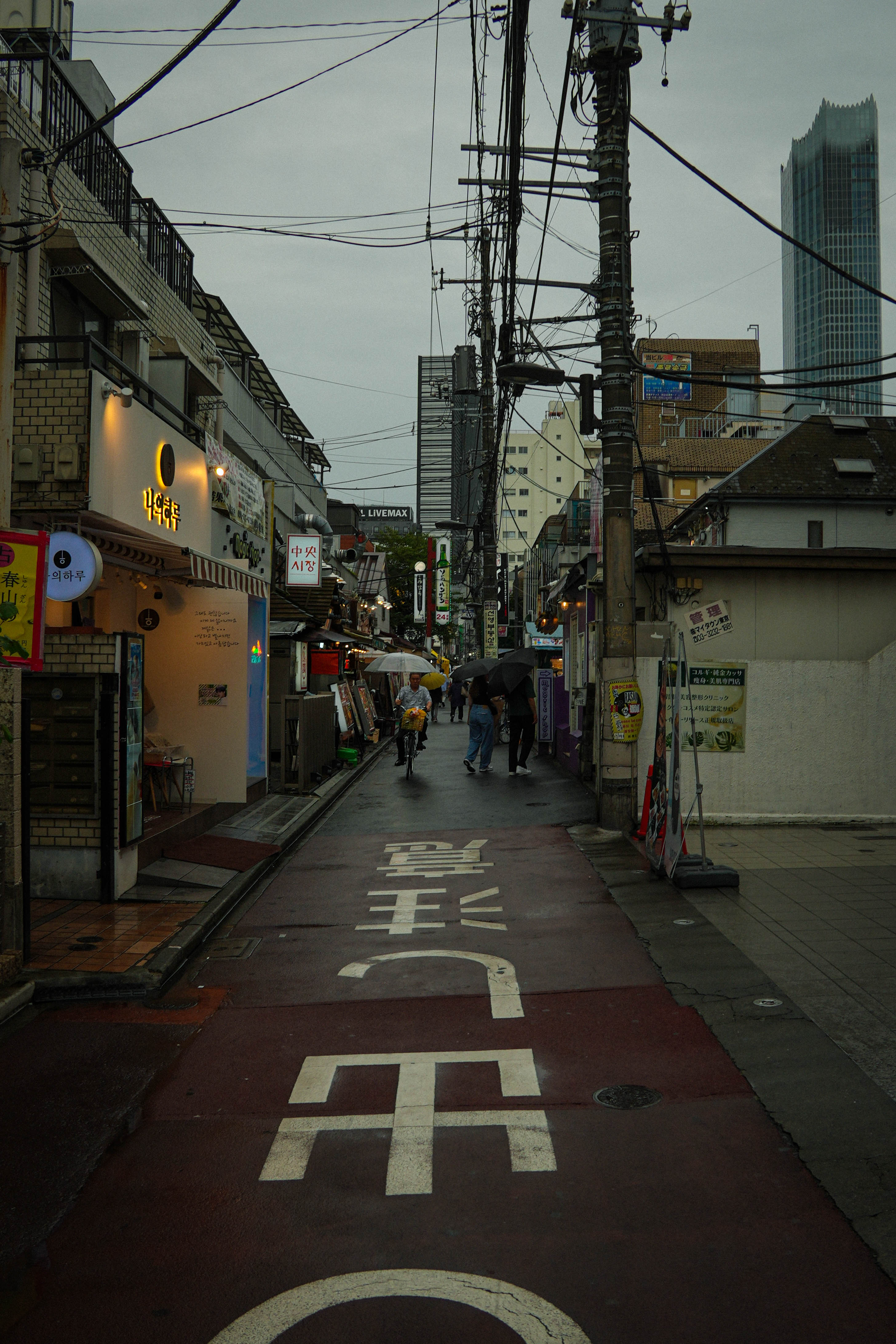 Shin-Okubu during rain