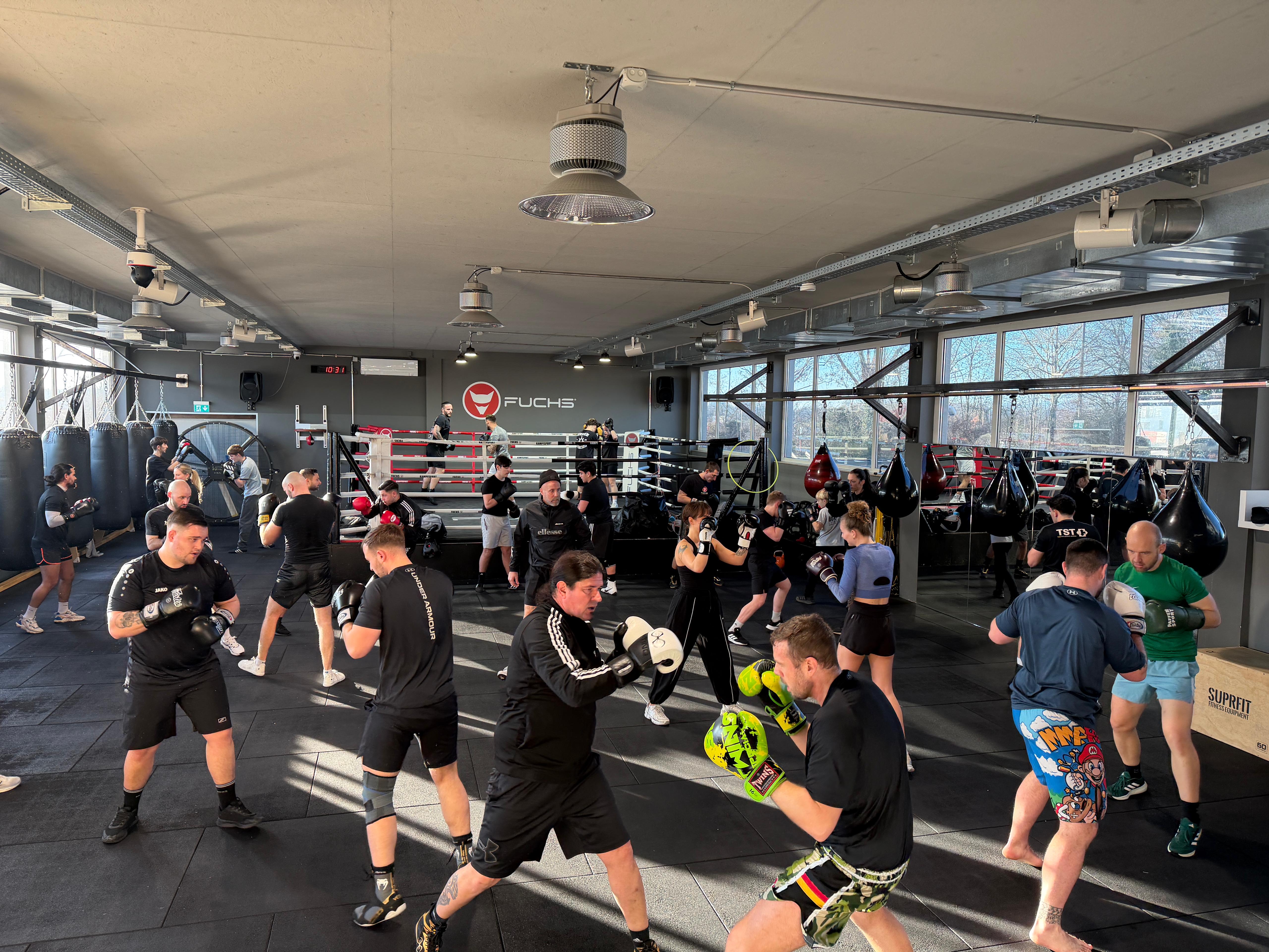 Familiäre Atmosphäre bei Fuchs Kampfsport: Inhaber und Mitglied zeigen Vertrauen und Teamgeist