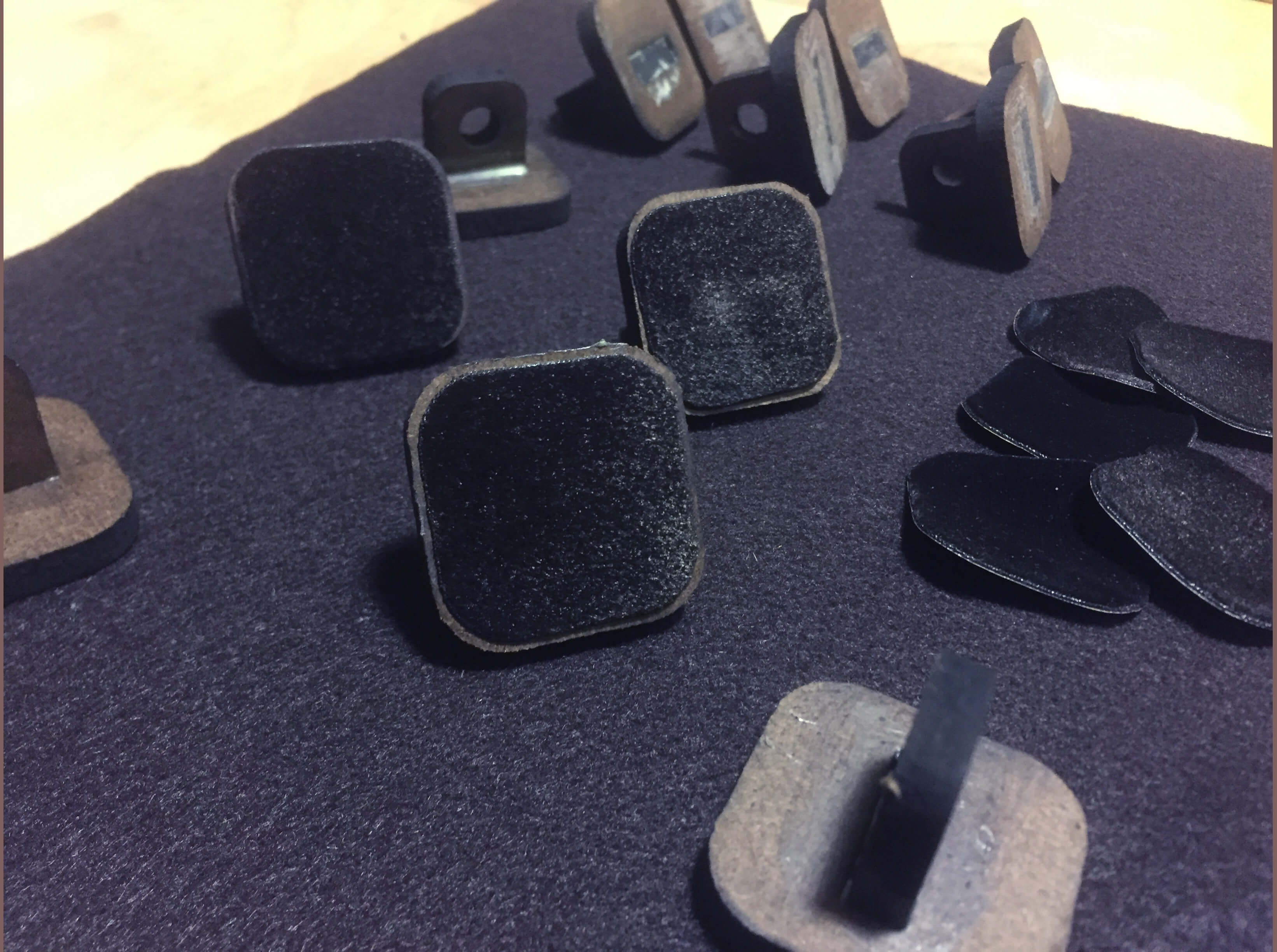 Token tilted showing the bottom part, where the velvet layer was added.