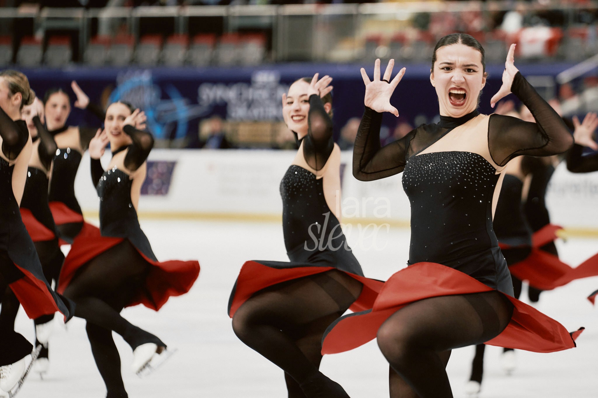 Starke Impression einer Synchroneiskunstläuferin rechts im Bild. Twizzle Formation des Teams Hot Shivers. Fotografiert von Lara Slevec. ISU Synchronized Skating Championships 2026 in Salzburg.