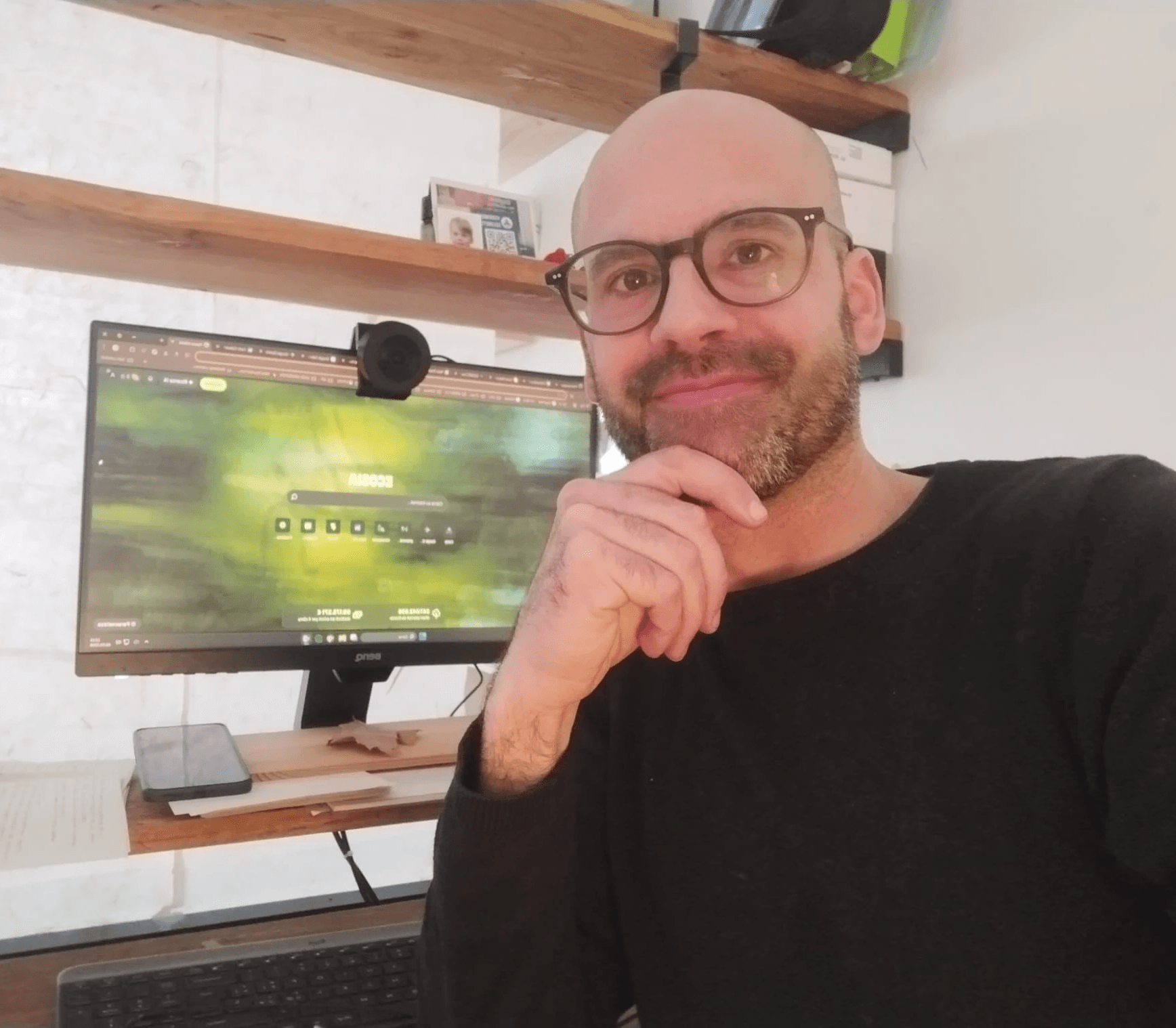 Carlo Celanetti titolare green code agency in postazione di lavoro a Tivoli mentre produce siti web