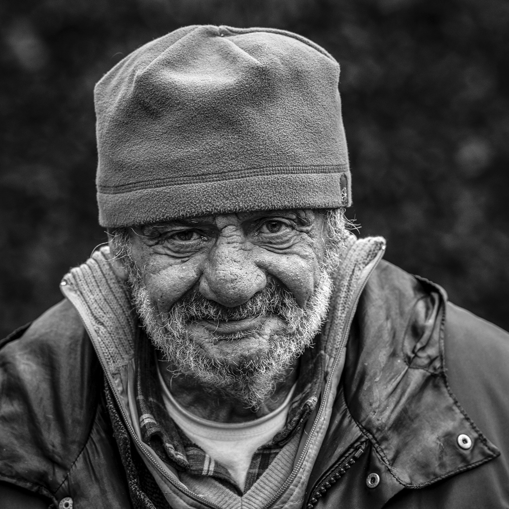 Frederic Bourcier, photographe documentaire, réalise des portraits d’un sans domicile fixe qui vient régulièrement lui rendre visite à son atelier. A travers ces photos, on peut voir les saisons , son humeur et surtout son état de fatigue.