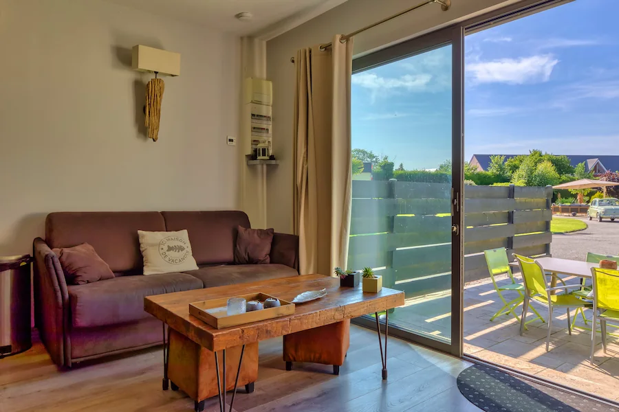 Salon du Cottage Étretat avec accès direct à la terrasse privative de la Villa Argonneen Normandie
