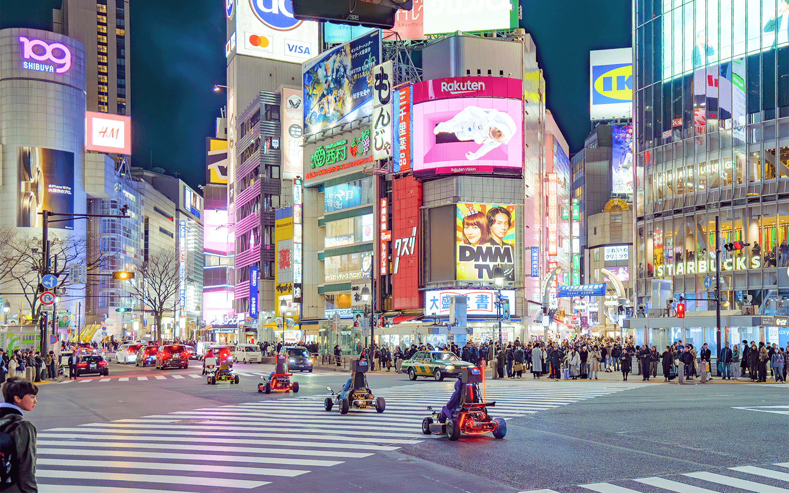 Cuộc đua kart ban đêm trên đường đua được chiếu sáng, thể hiện tốc độ đầy kịch tính và sự phấn khích trong bối cảnh đô thị.