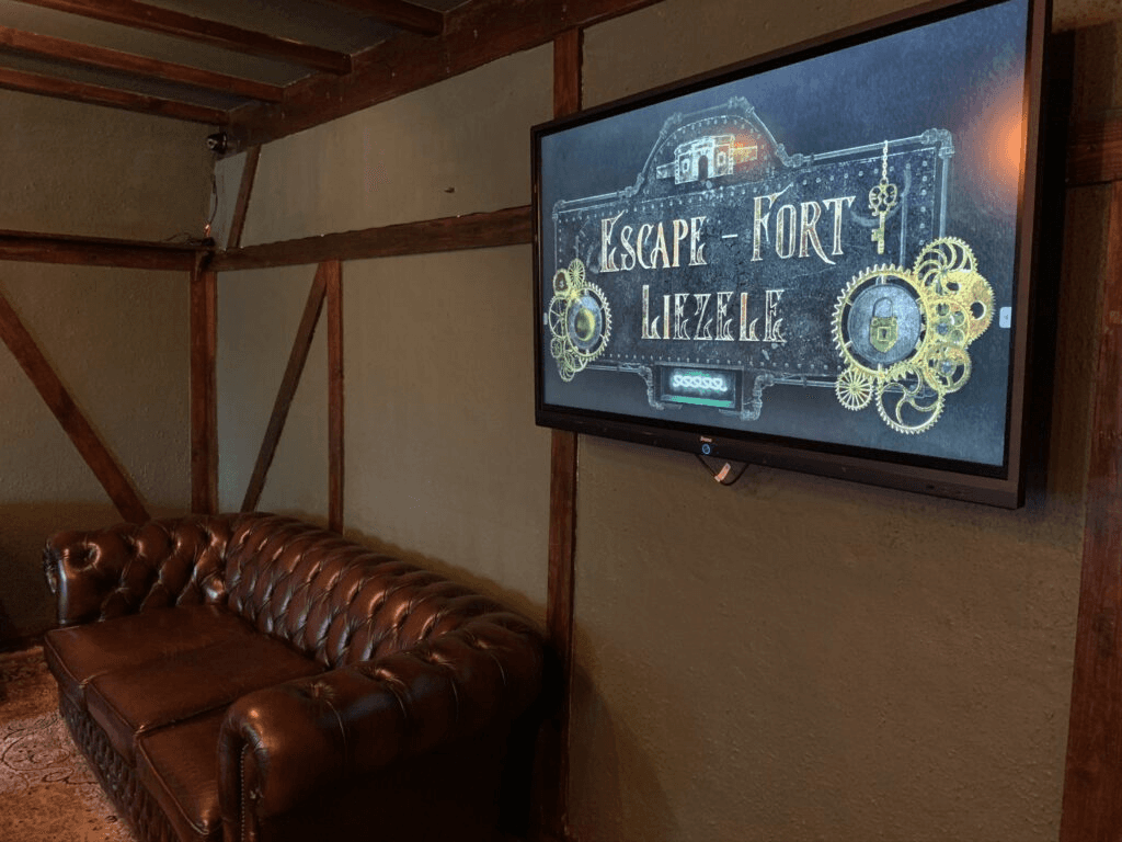 Escape Fort Liezele: interieur donkere bakstenen gang met sfeervolle verlichting en authentieke fortmuren – unieke escape room beleving in Puurs Antwerpen