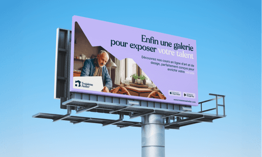 Panneau publicitaire violet pour Le Troisième Atelier, une plateforme de cours créatifs dédiée aux retraités.