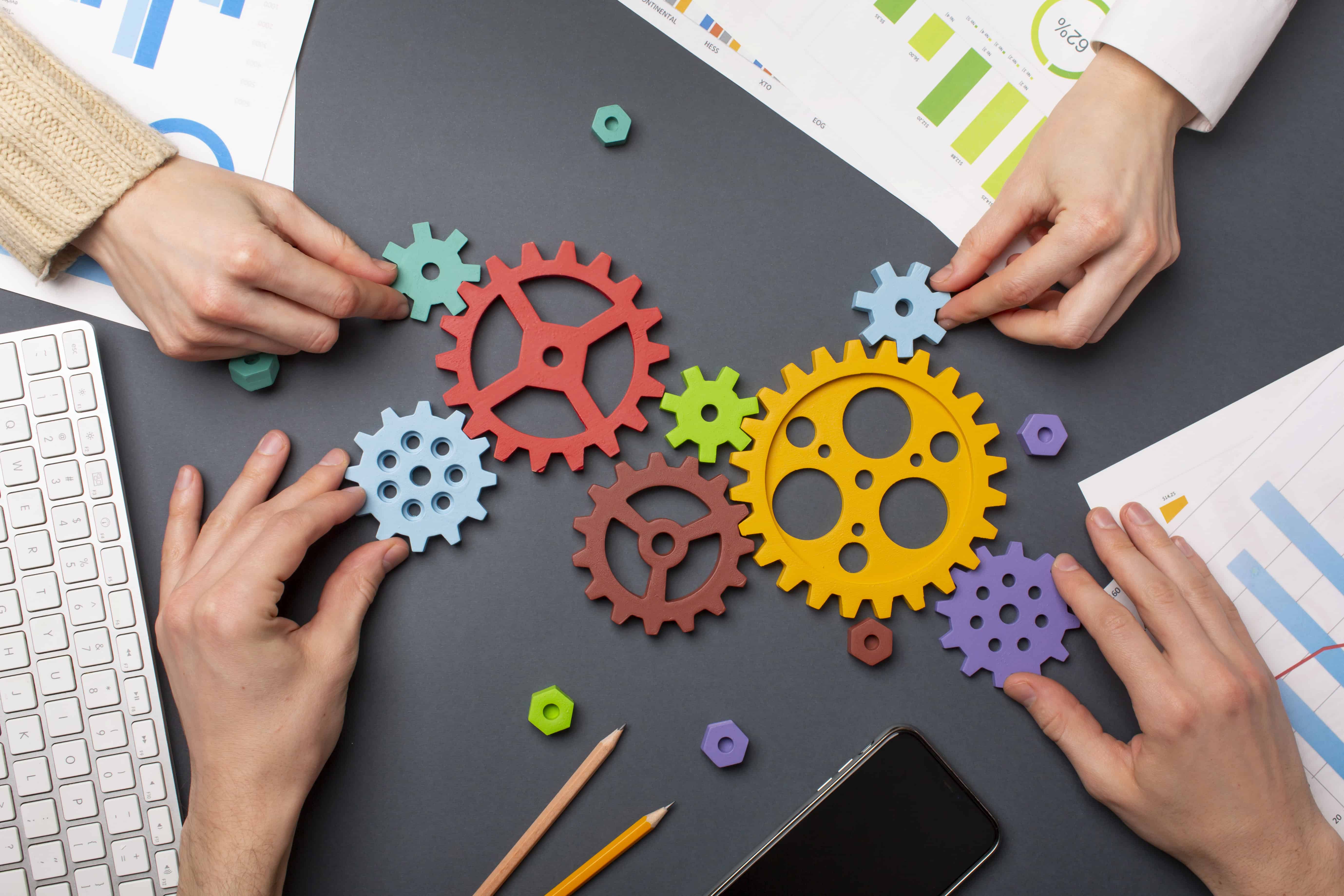 Gears colorés symbolisant l'acceptation et la compréhension en développement personnel.