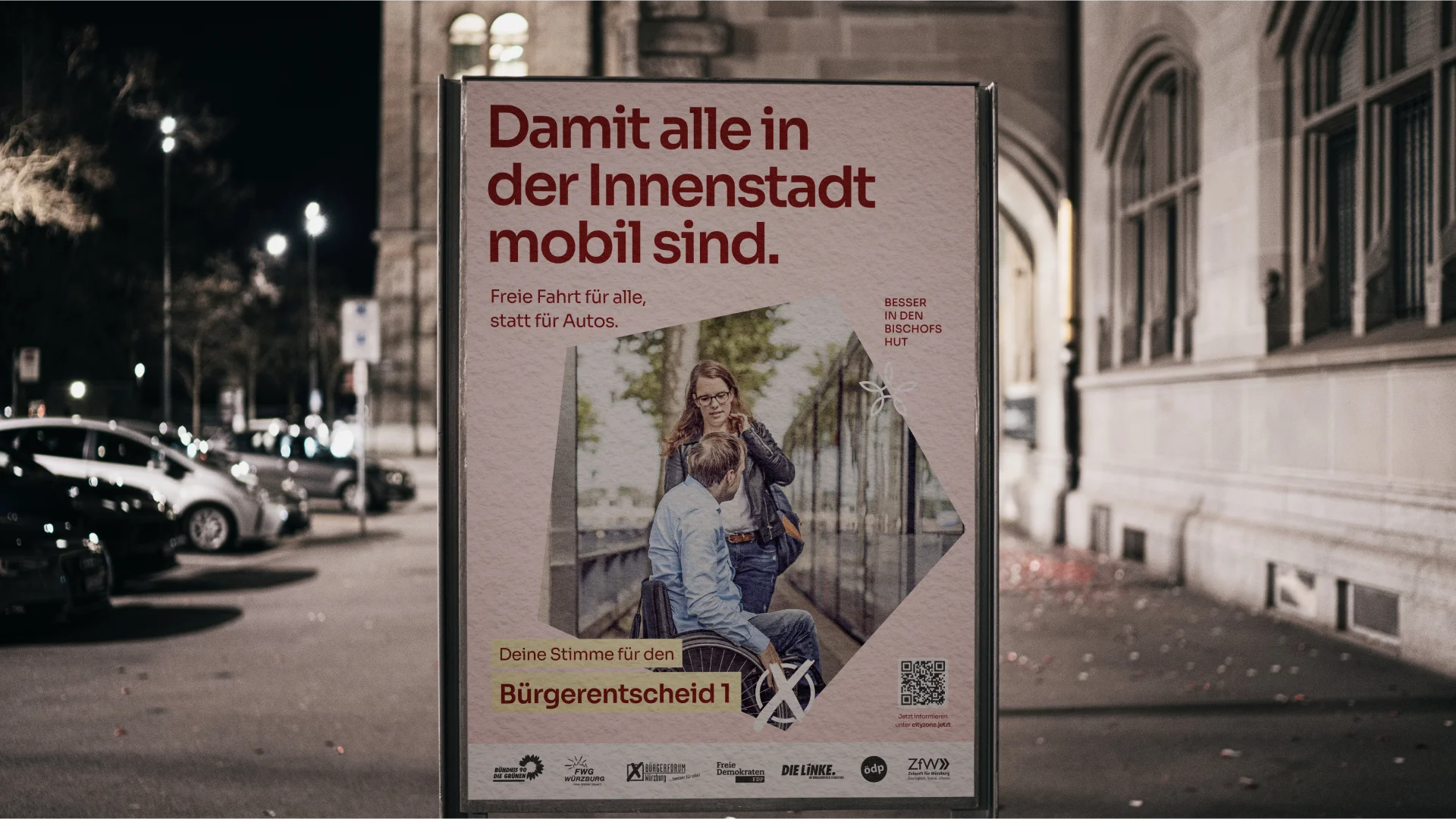 Plakat für den Bürgerentscheid mit dem Slogan ‘Damit alle in der Innenstadt mobil sind.’ und einem Bild einer Frau, die mit einem Rollstuhlfahrer spricht. Werbung für freie Fahrt für alle, statt für Autos. Unten sind Logos von unterstützenden Parteien und Organisationen.