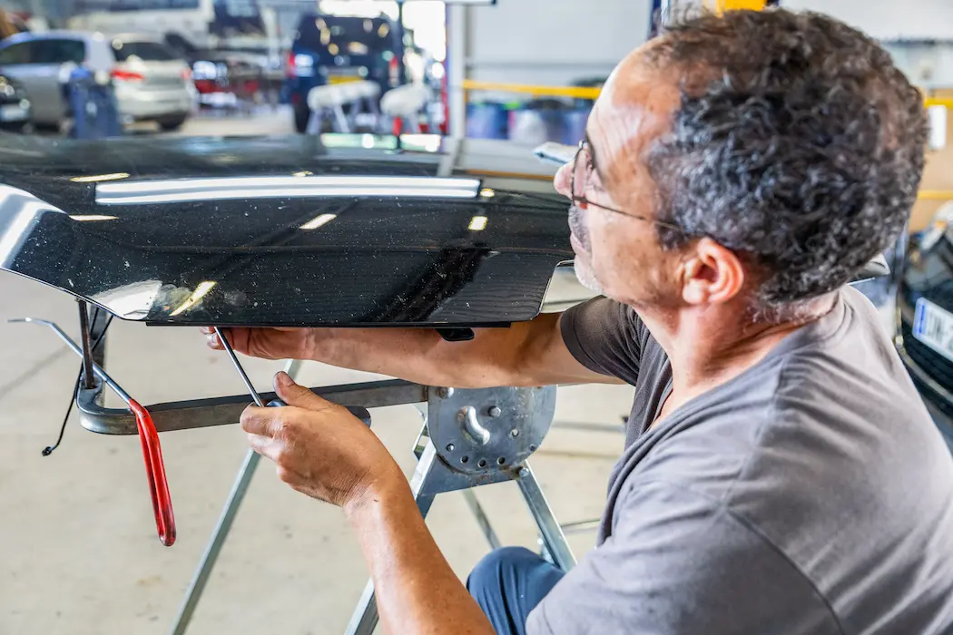 Technicien Five Star en train de débosseler une paroie de carrosserie