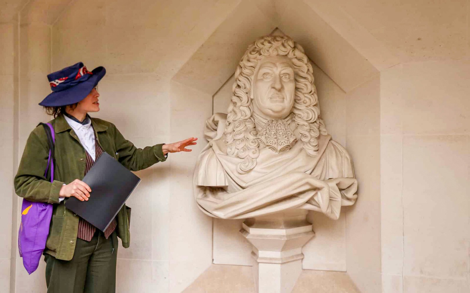 Ein Reiseleiter erklärt eine historische Statue in London während der "Heart of 'The City' Food Tour".