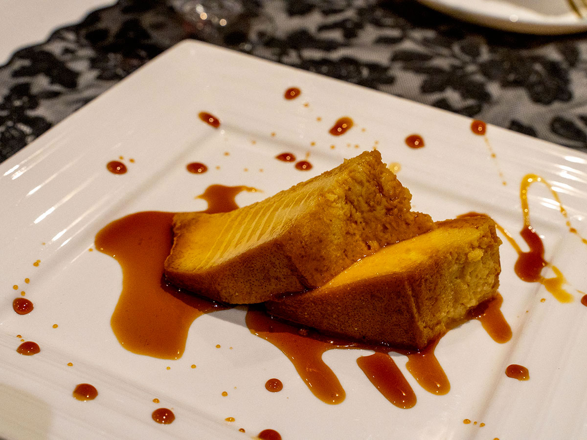 Pudim un dessert portugais traditionnel servi au Restaurant Miragem à Pétange, Luxembourg, nappé de caramel onctueux pour une touche gourmande.