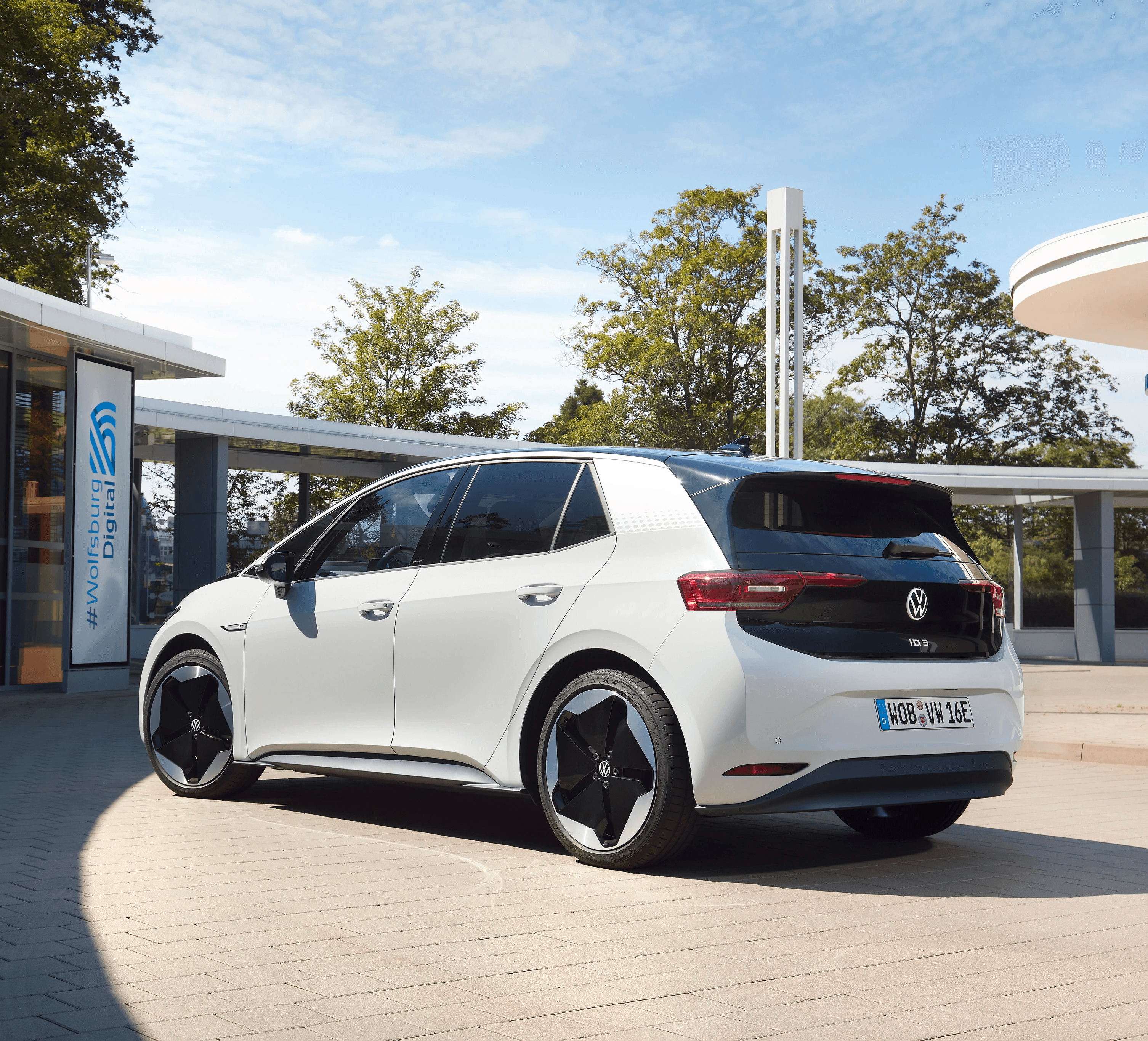 Volkswagen ID.3 blanche vue de l’arrière dans un environnement contemporain, compacte électrique au design épuré