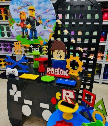 Expositor temático inspirado no universo Roblox em loja de artigos para festas.