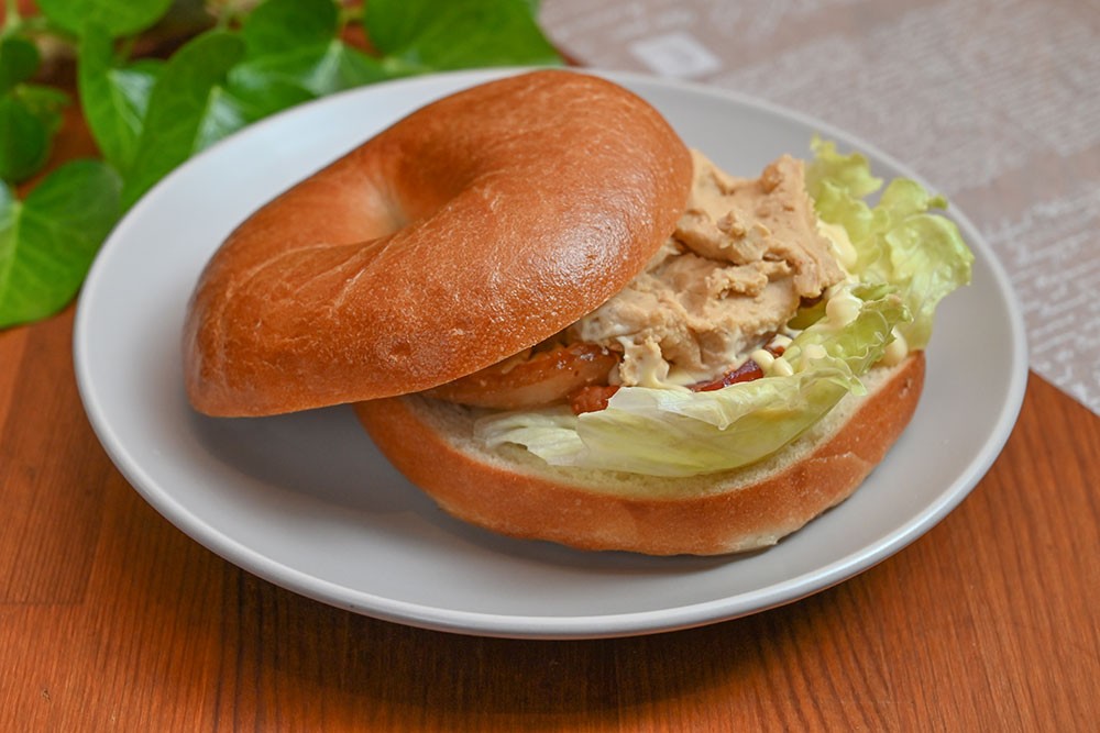 Bagel with hummus