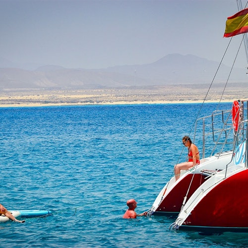 洛沃斯岛：帆船双体船巡游 + 午餐和饮品票，富埃特文图拉