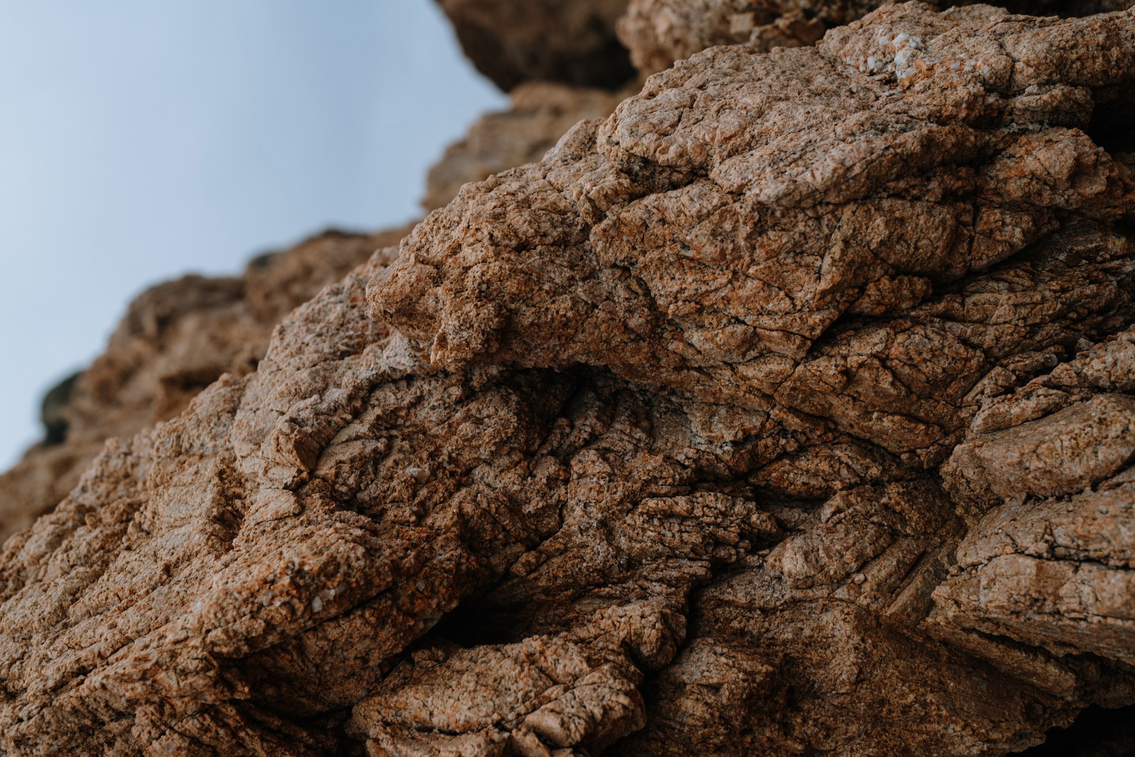 Fotografija vaizduojanti tekstūruotą uolieną Aušvydas Baltuonis odontologijos ir implantacijos paslaugas Vilniuje. Protinių dantų rovimas, vienmomentė implantacija, pavienių ir kelių dantų implantai, viso žandikaulio atkūrimas implantais, implantavimo procedūros ir chirurginės procedūros.