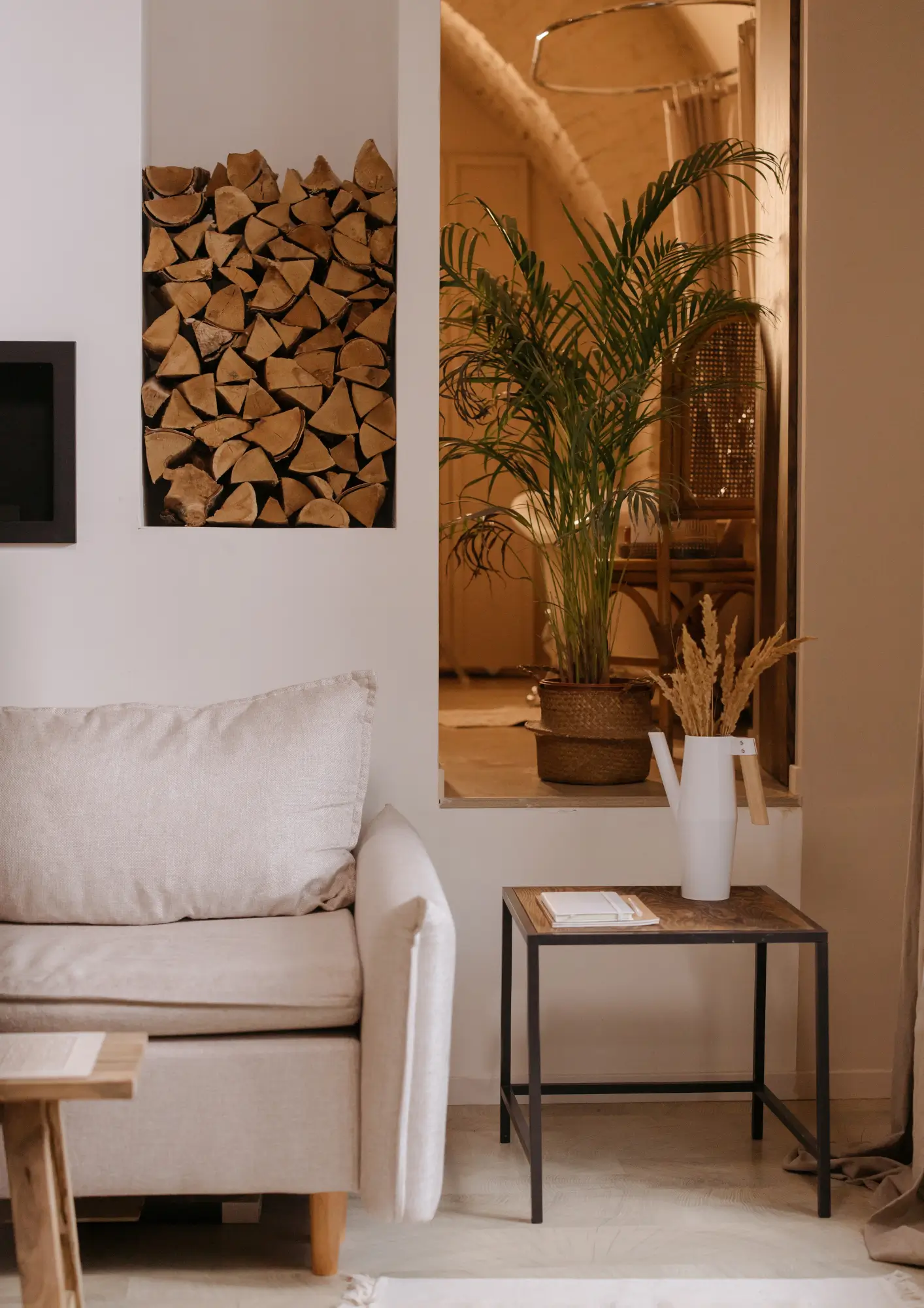 Un canapé et une table basse