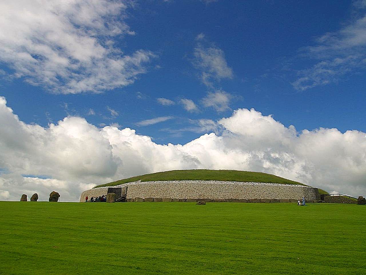 Newgrange nach der Teilrekonstruktion