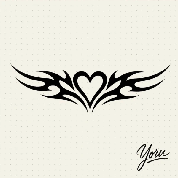 Diseño de tatuaje tribal negro, con un corazón en el centro y formas que simulan alas o llamas extendiéndose hacia los lados.