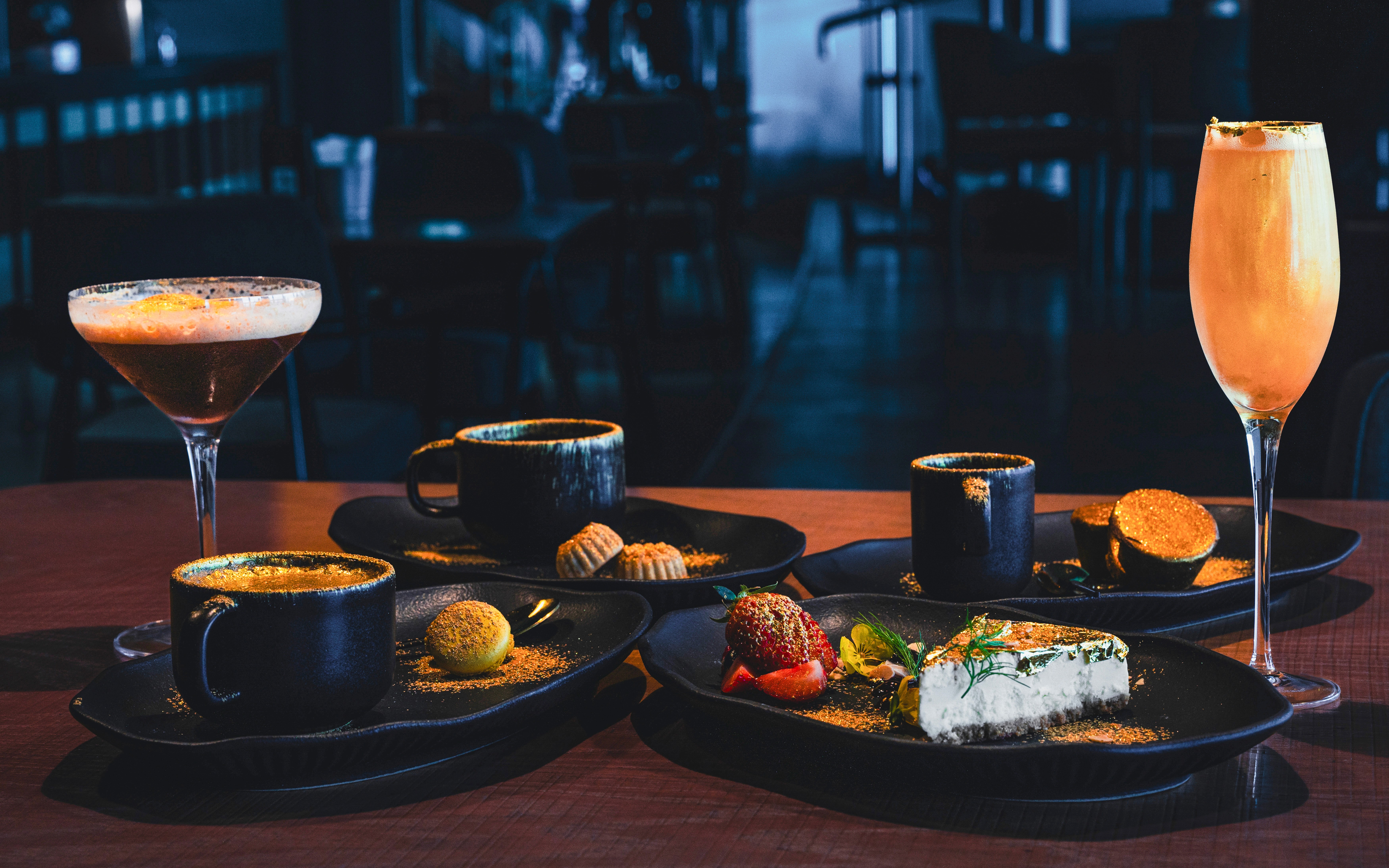 Sky 52 Restaurant-bord med kaffe, dessert og cocktails på Sky View Observatory, Dubai.