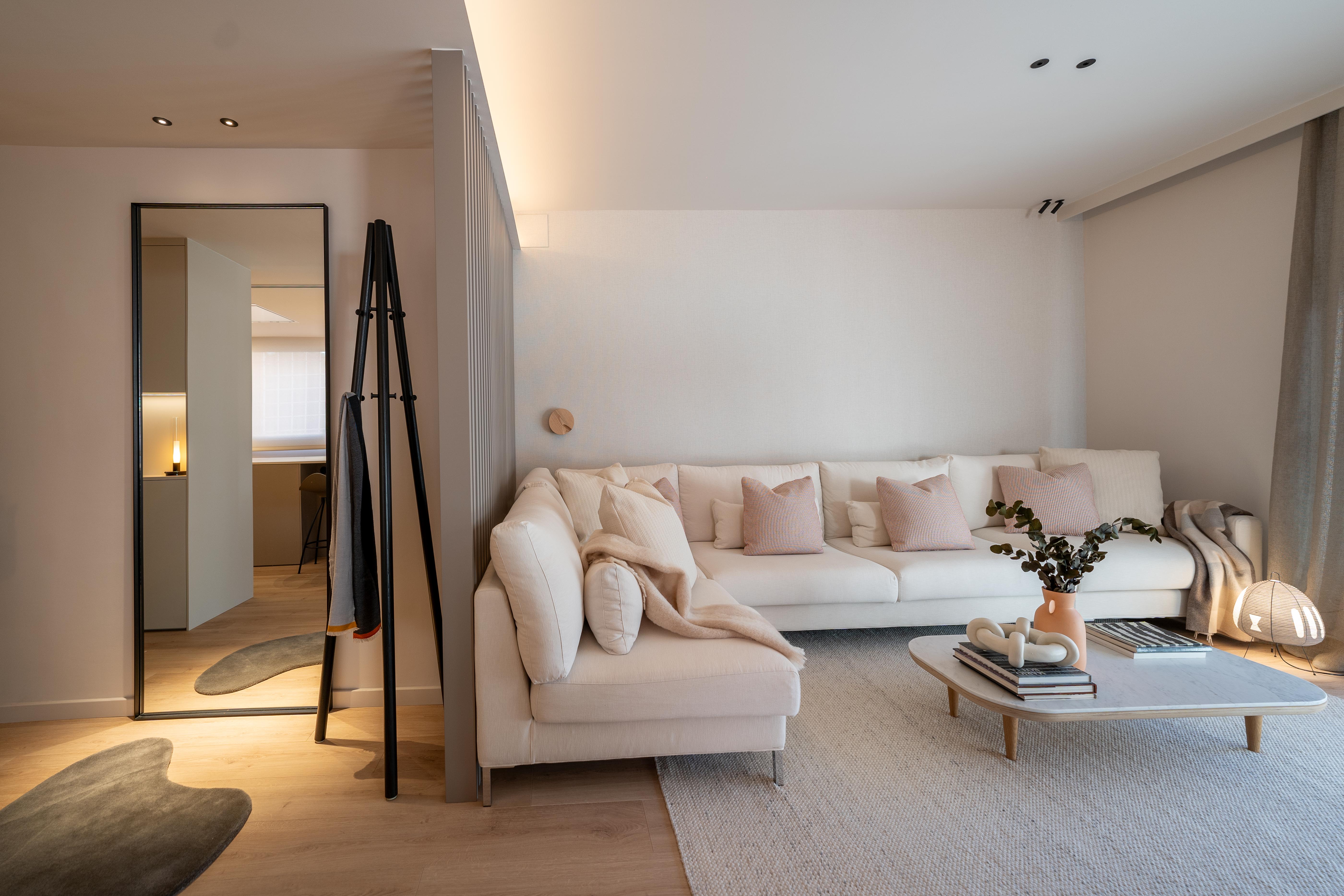 Sala de estar acojedor con sofa blanco