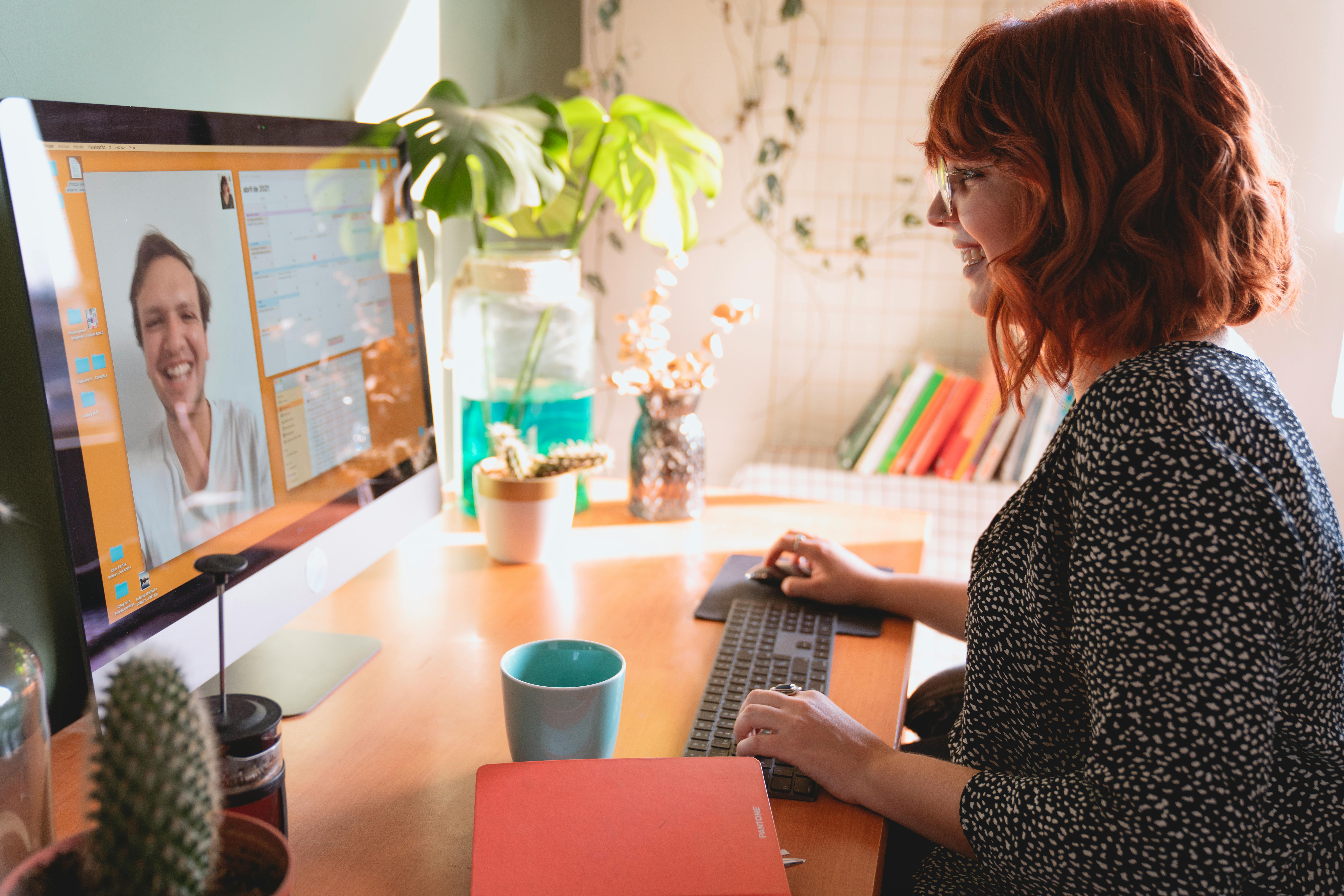 Lezione in videochiamata su monitor: formazione interattiva con tutor dedicato