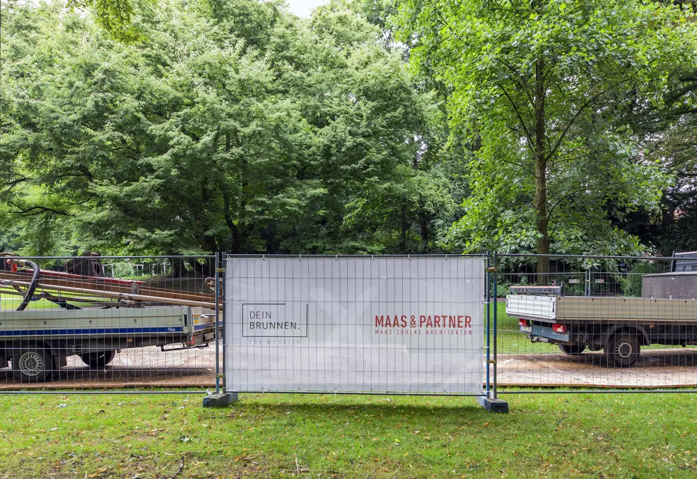 Isometrische Zeichnung eines Bauprojekts mit mehreren Gebäuden und markierten Strukturen in Rot