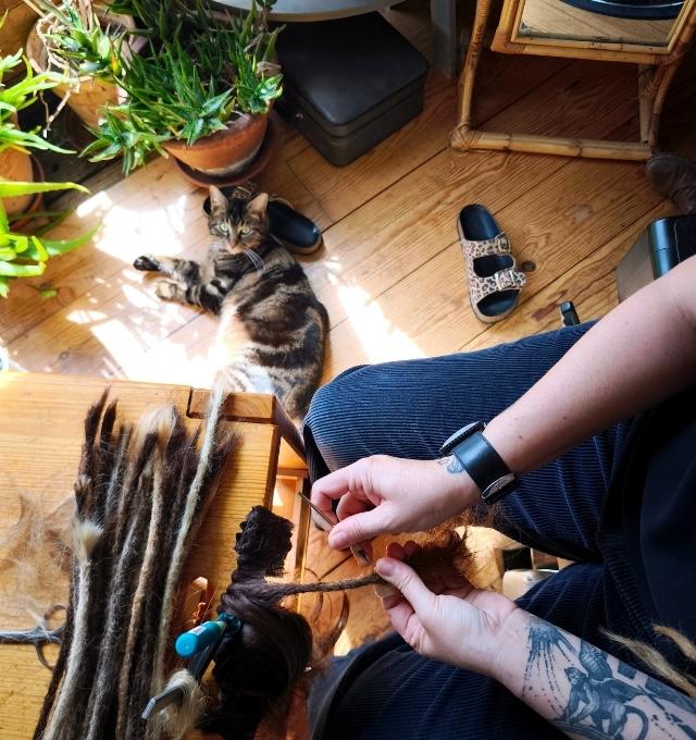 Claudie réalise des extensions de dreadlocks au crochet