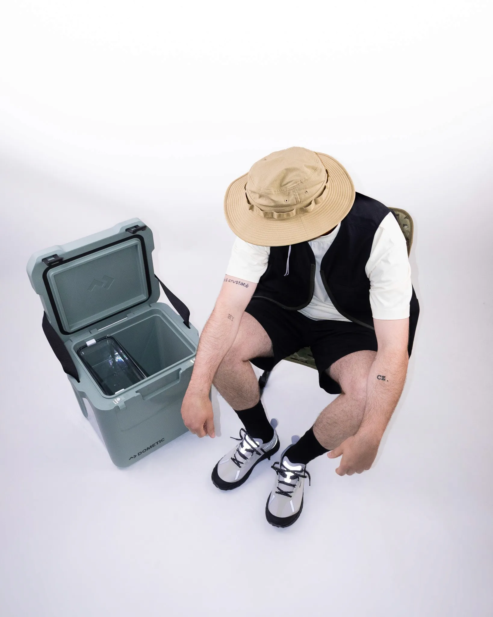 Stylisme produit et packshot de mode e-commerce pour équipement de camping et chaussures d'extérieur.