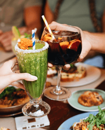 Green smoothie and sangria cheers at Faire. Brunch & Drinks, Eixample Barcelona