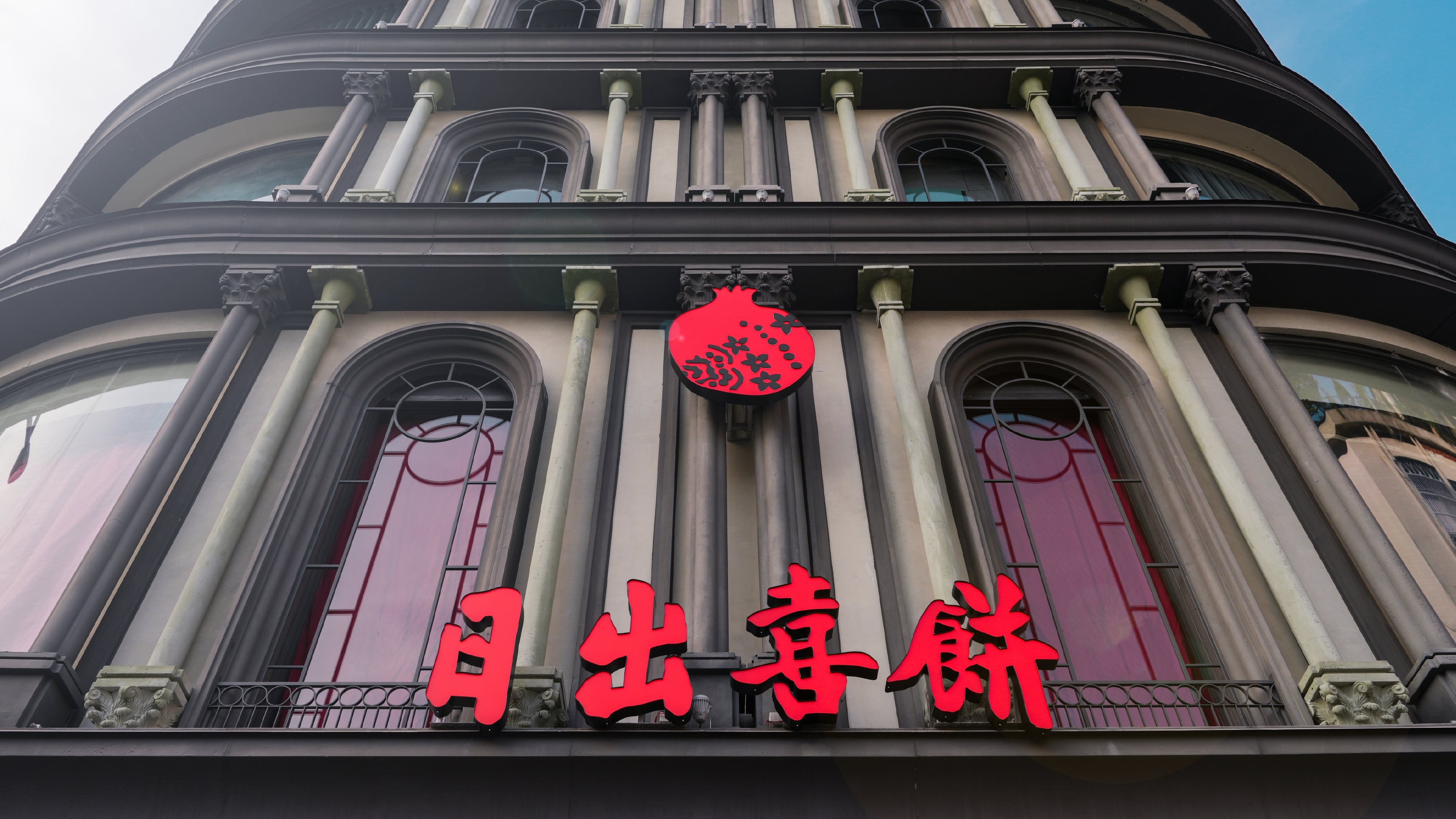 品牌LOGO招牌設計在店鋪可以吸引注意力